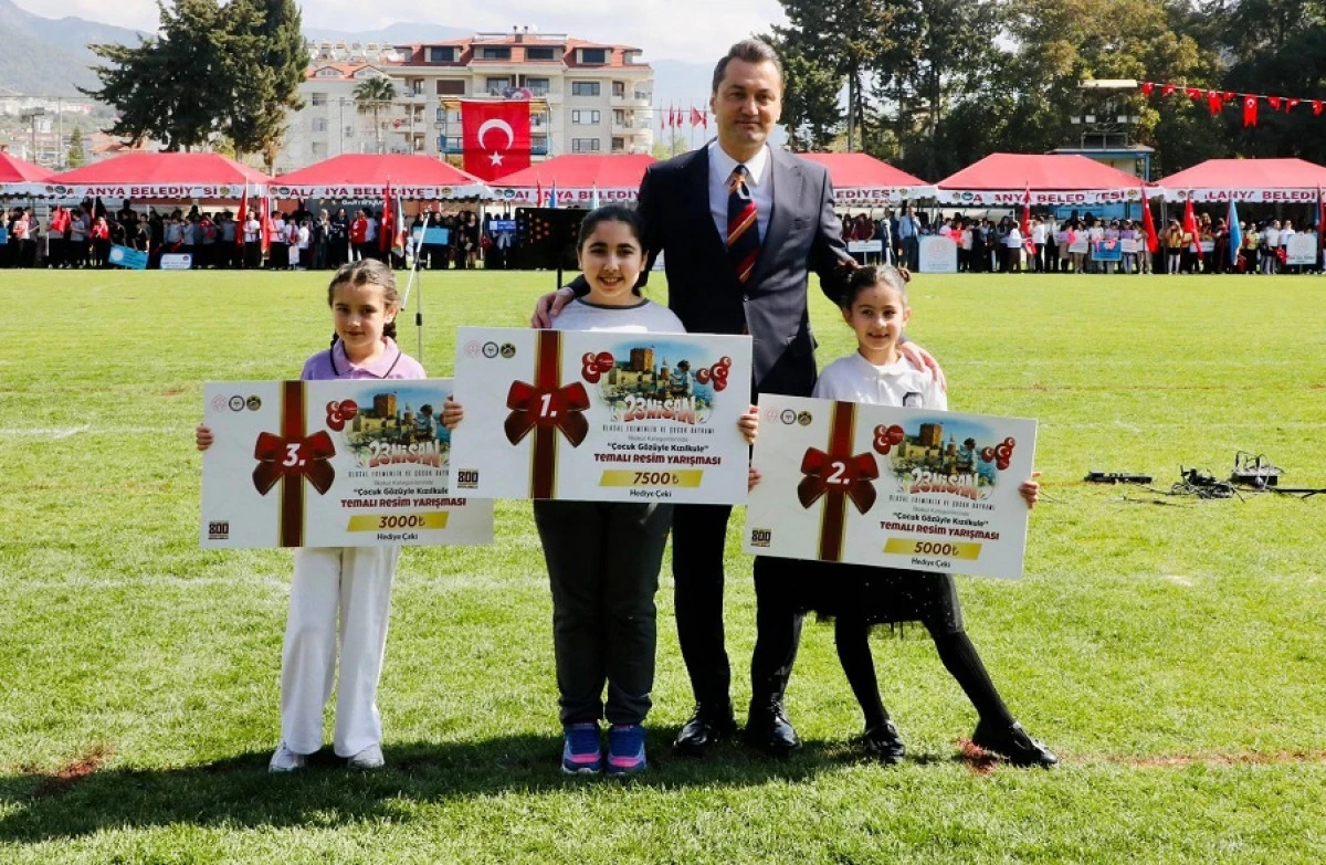 GELECEĞİMİZİN UMUDU &Ccedil;OCUKLAR 23 NİSAN&rsquo;I COŞKUYLA KUTLADI