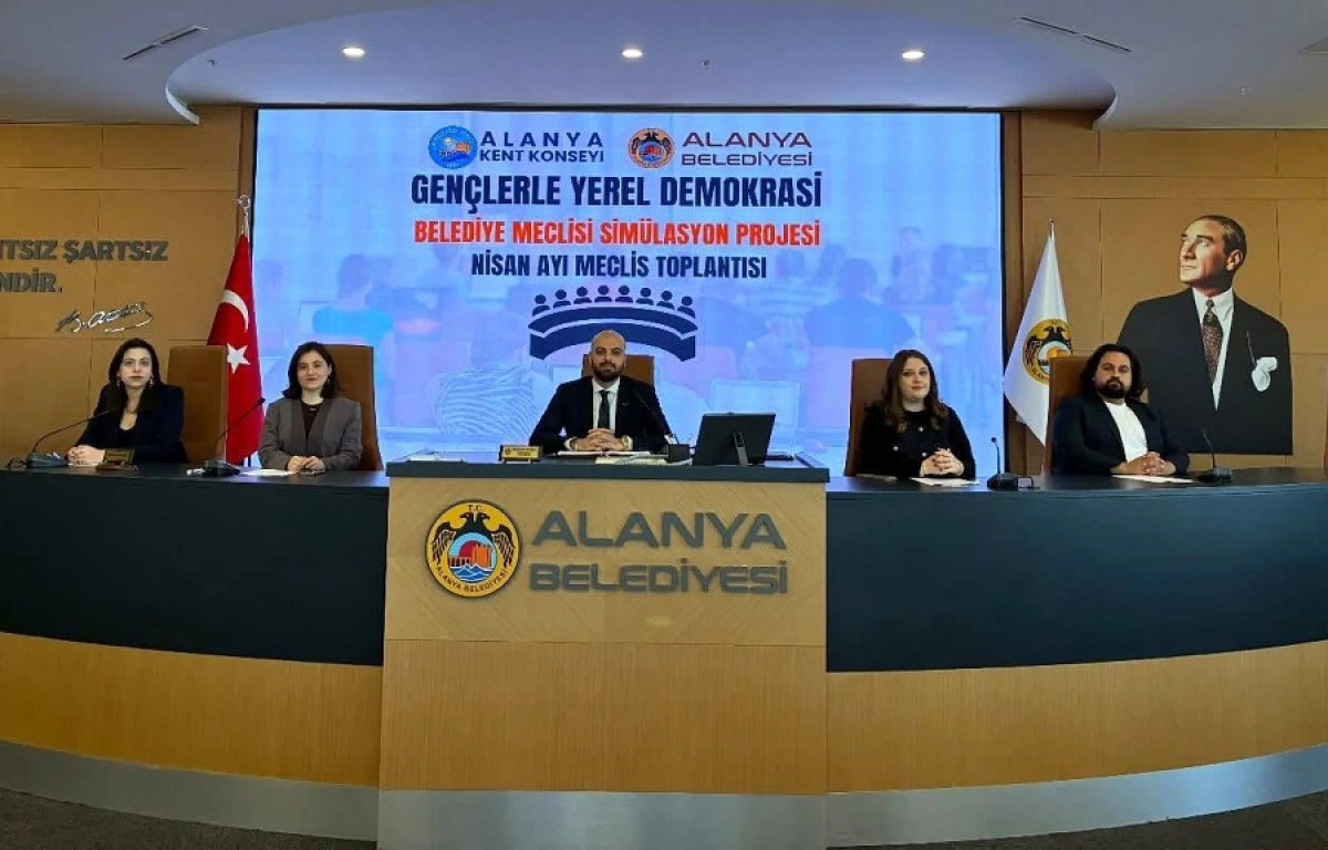 Gen&ccedil;ler Belediye Meclisinde S&ouml;z Aldı: Alanya&rsquo;da Demokrasi Dersi