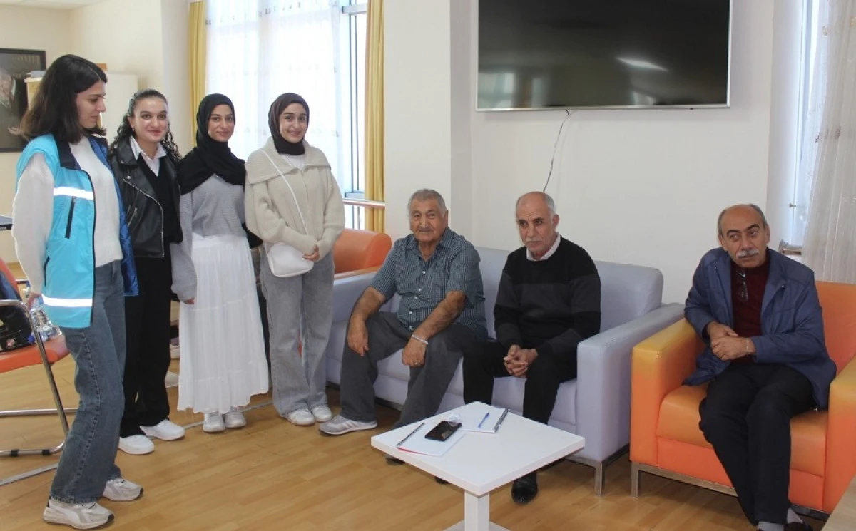 Gençlerden huzurevi ziyareti