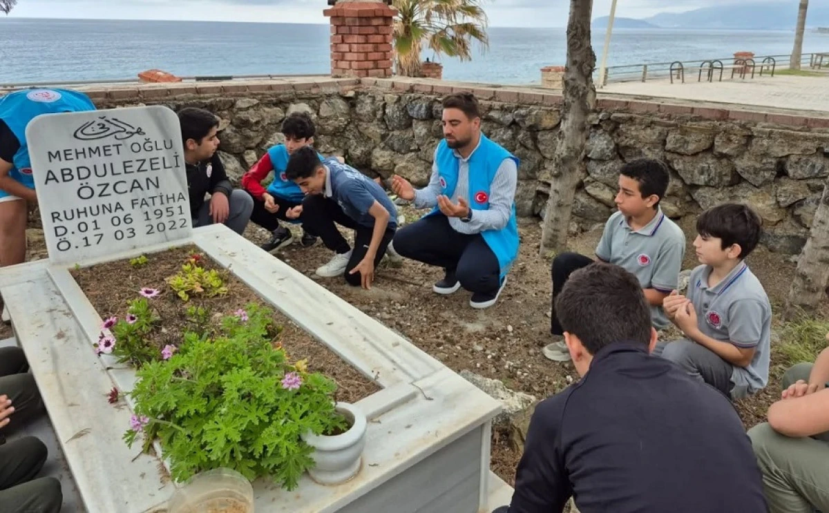 Gen&ccedil;lere Ahiret Bilinci Kazandıran Anlamlı Ziyaret