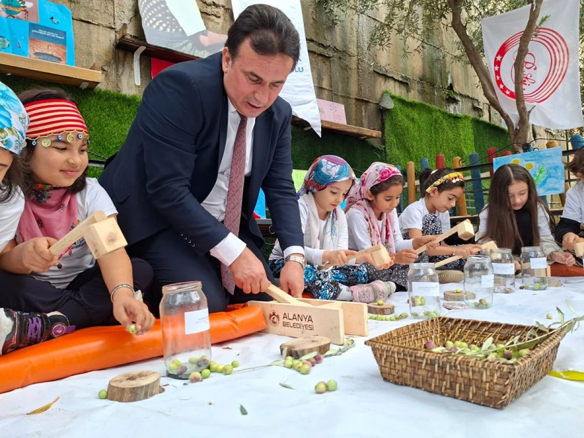 Hamit Özçelik İlkokulu’nda Zeytin Kırımı Etkinliği Düzenlendi