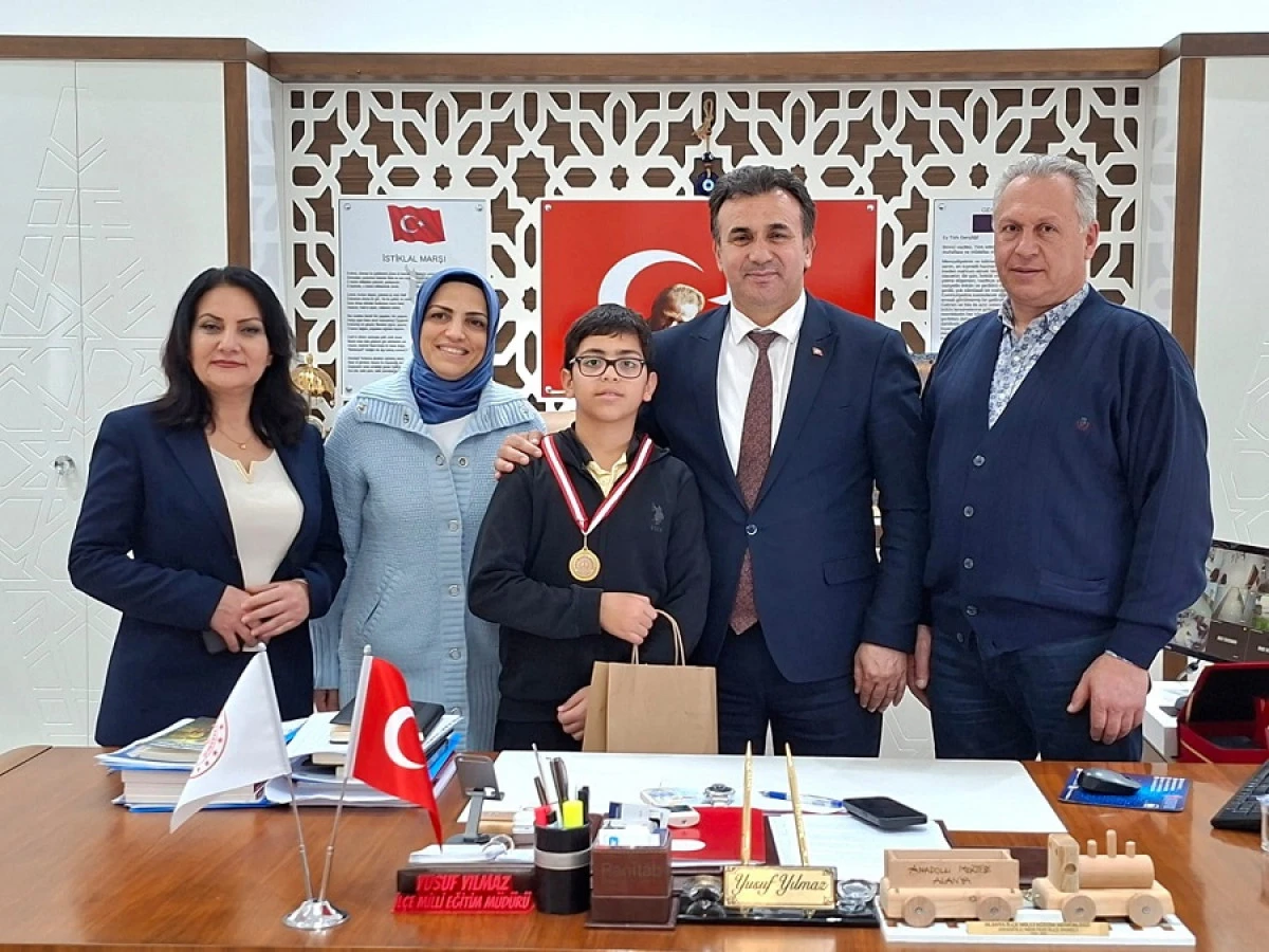 İstiklal Marşı Etkinliklerinde Başarılı &Ouml;ğrenci &Ouml;d&uuml;llendirildi