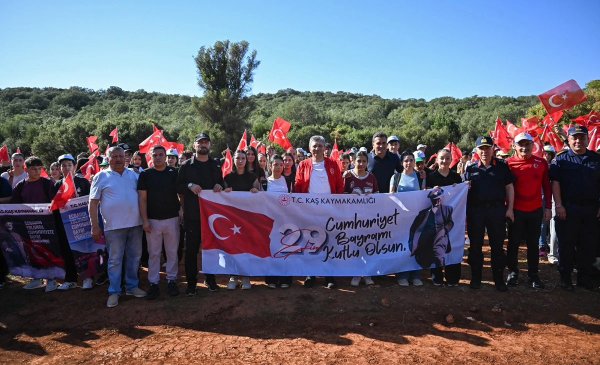 Kaş&rsquo;ta Cumhuriyet y&uuml;r&uuml;y&uuml;ş&uuml;yle kahramanlar anıldı