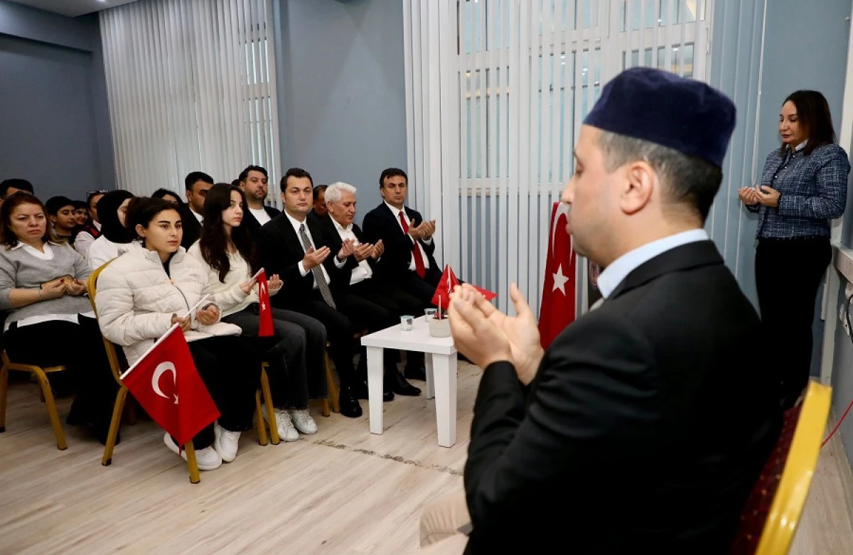 Kaymakam &Ouml;zt&uuml;rk Deprem Şehitleri İ&ccedil;in D&uuml;zenlenen Anma Programına Katıldı