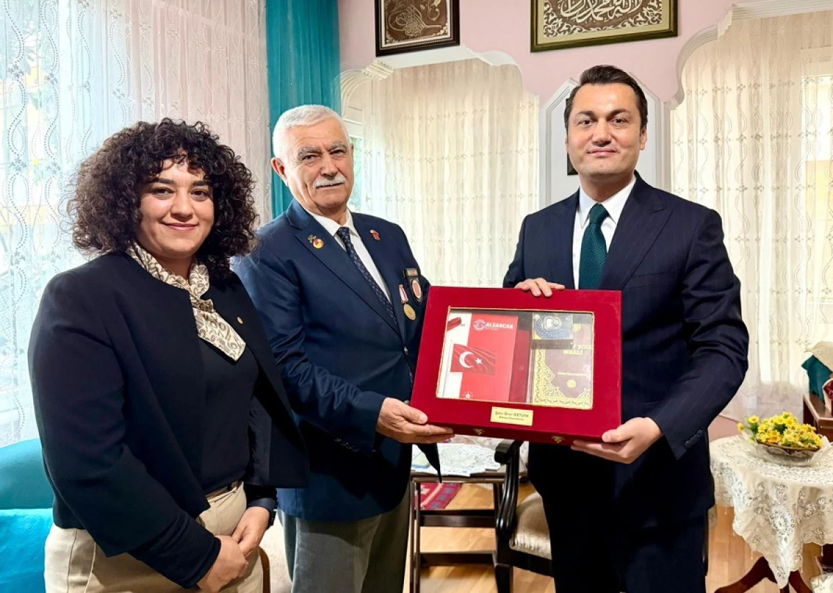 Kaymakam &Ouml;zt&uuml;rk Gazileri Ziyaret Etti, Kurumlarla Buluştu, &Uuml;niversitelilerle İftar Yaptı