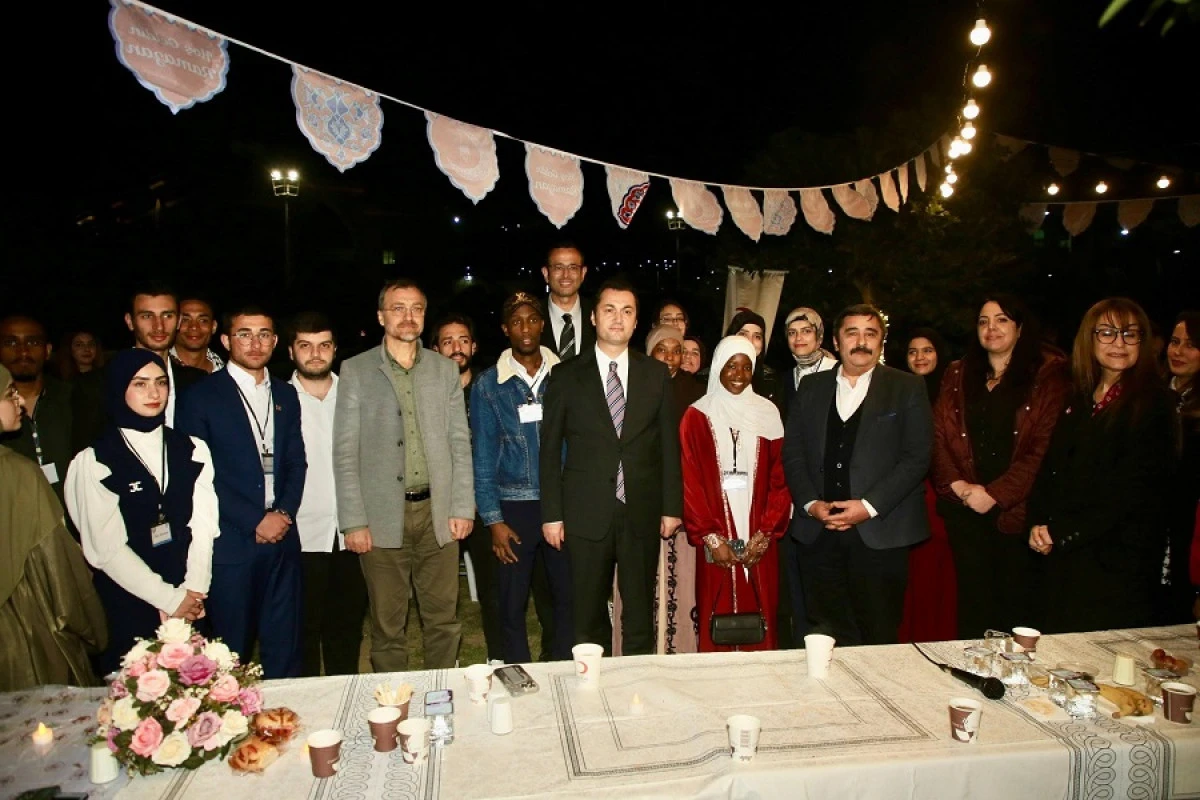 Kaymakam &Ouml;zt&uuml;rk &Uuml;niversiteli Gen&ccedil;lerle İftar Sofrasında Buluştu