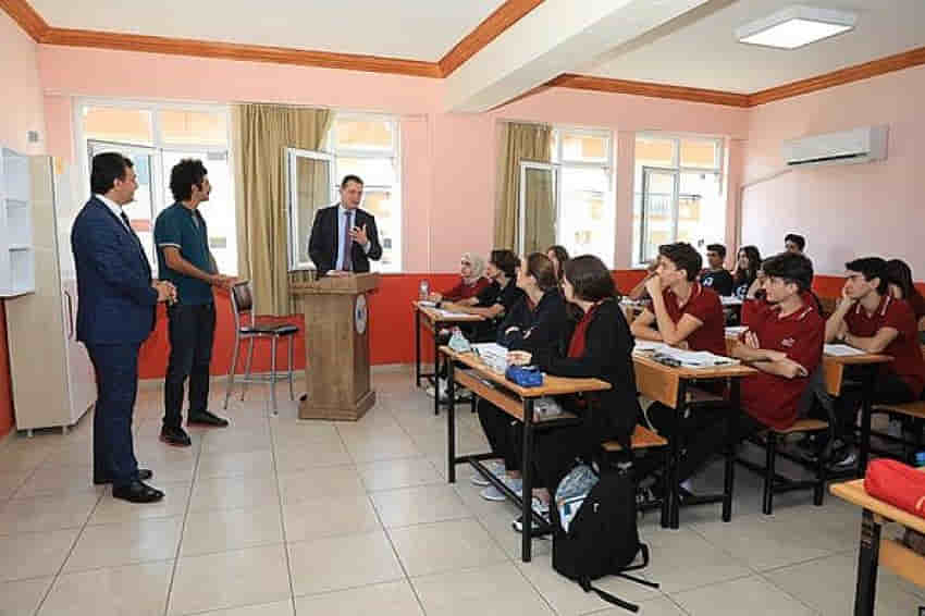 Kaymakam Ürkmezer Oba Nazmi Yılmaz Anadolu Lisesini Ziyaret Etti