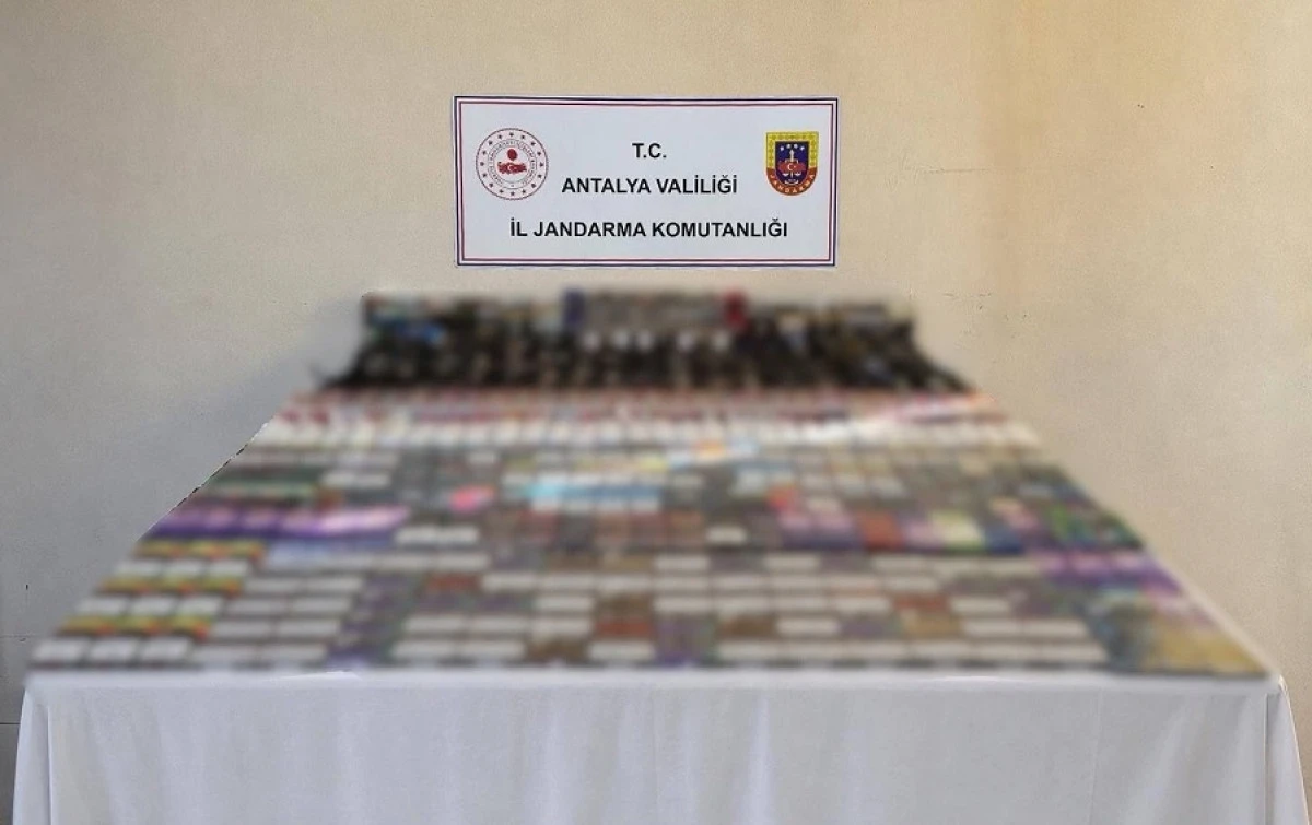 Kemer'de Ka&ccedil;ak Sigara Operasyonu: Binlerce Ka&ccedil;ak &Uuml;r&uuml;n Ele Ge&ccedil;irildi