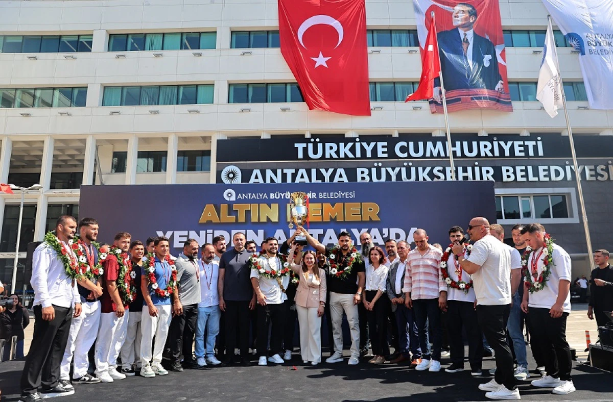 Kırkpınar Başpehlivanı Erkan Taş Antalya'da Coşkuyla Karşılandı