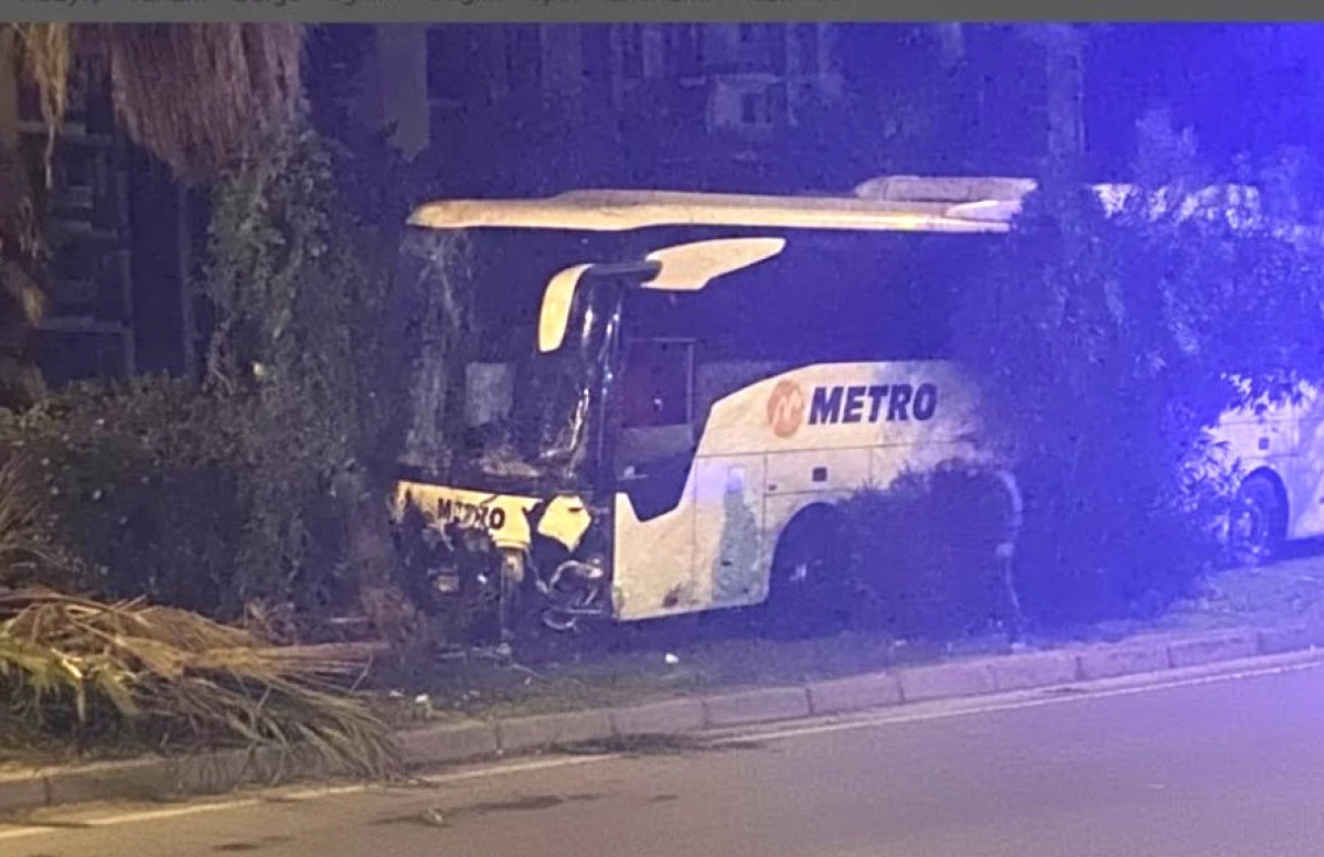 Konaklı’da Yolcu Otobüsü Aydınlatma Direğine Çarptı: 3 Yaralı