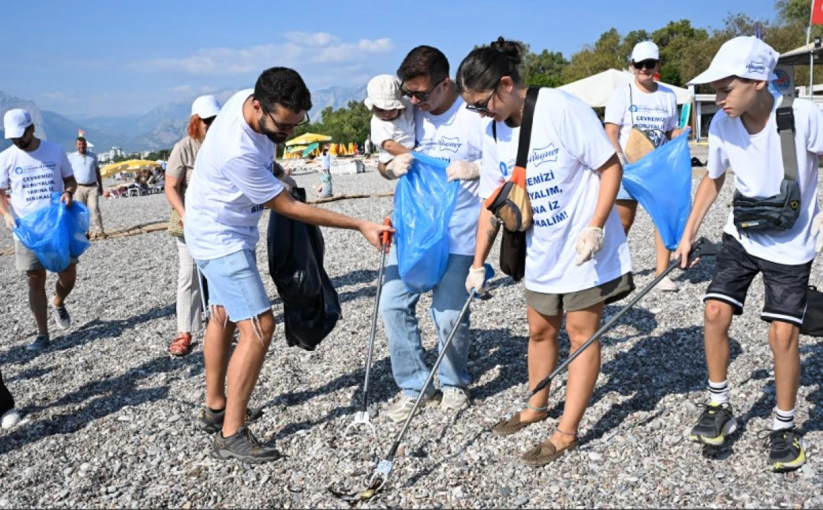 Konyaaltı Sahilinde D&uuml;nya Kıyı Temizliği G&uuml;n&uuml; Seferberliği