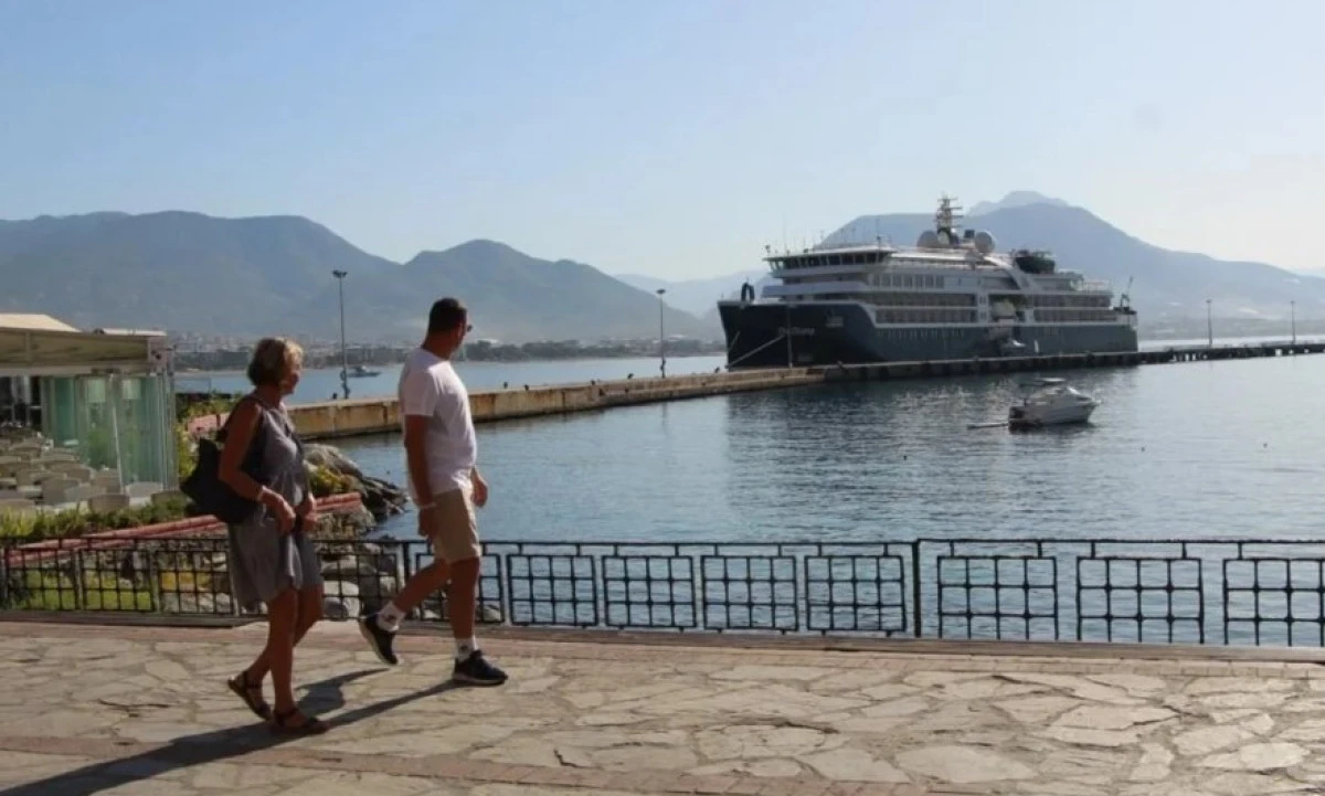 Kruvaziyer ‘SH Diana’ 107 Turistle Alanya’ya Demir Attı