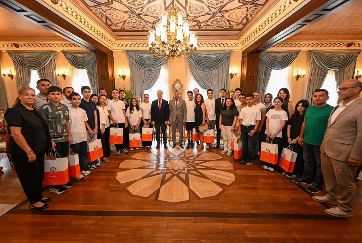 LGS&rsquo;de 500 Tam Puan Alan &Ouml;ğrenciler Antalya Valisi Şahin&rsquo;i Ziyaret Etti