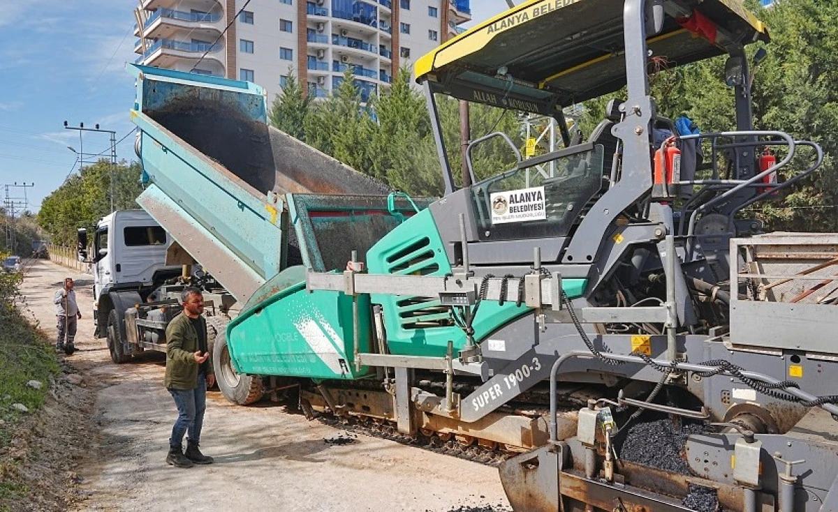 Mahmutlar&rsquo;da 4 Caddeye 3 Kilometrelik Sıcak Asfalt