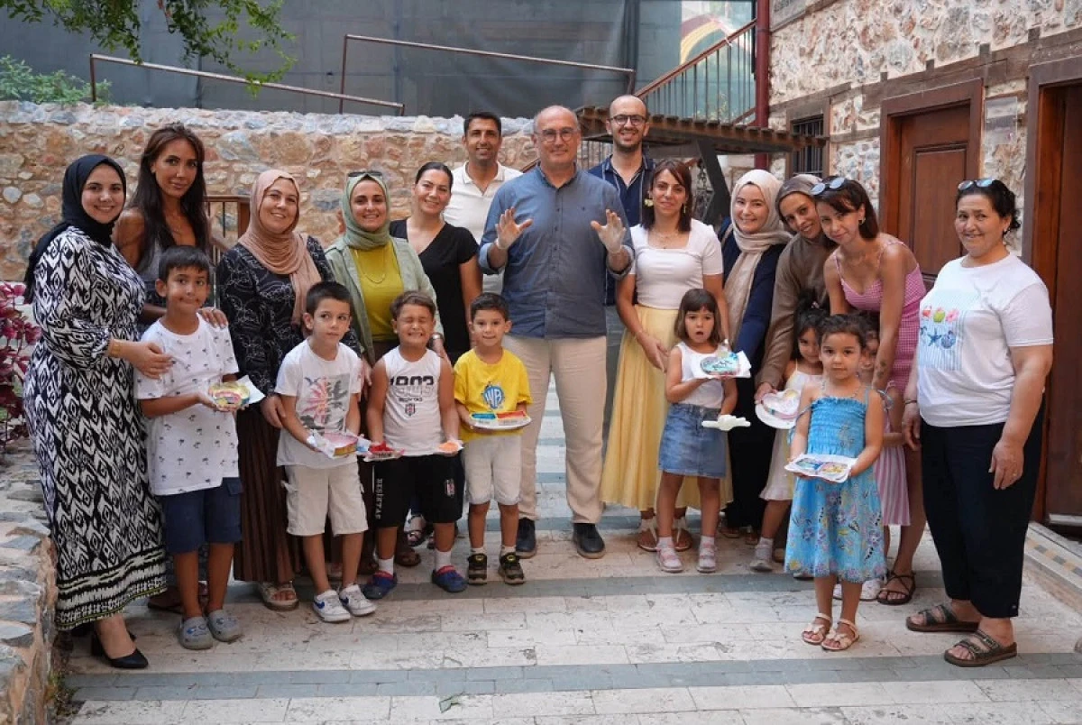 Minik Eller Sokaktaki Can Dostlar İ&ccedil;in Mama Ve Su Kapları Tasarladı