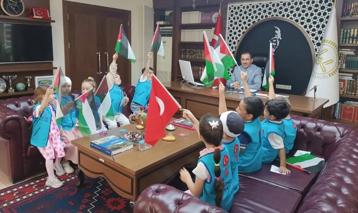 Minik Y&uuml;reklerden Filistin&rsquo;e Anlamlı Destek