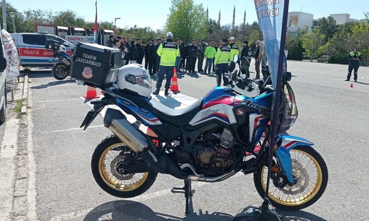Motosiklet S&uuml;r&uuml;c&uuml;lerine Jandarmadan Uygulamalı Eğitim