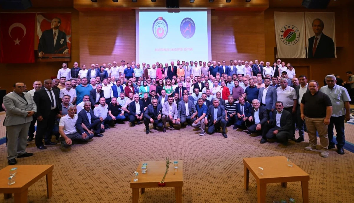 Muhtarlar Akademisi Eğitimcilerine Sertifika Takdimi