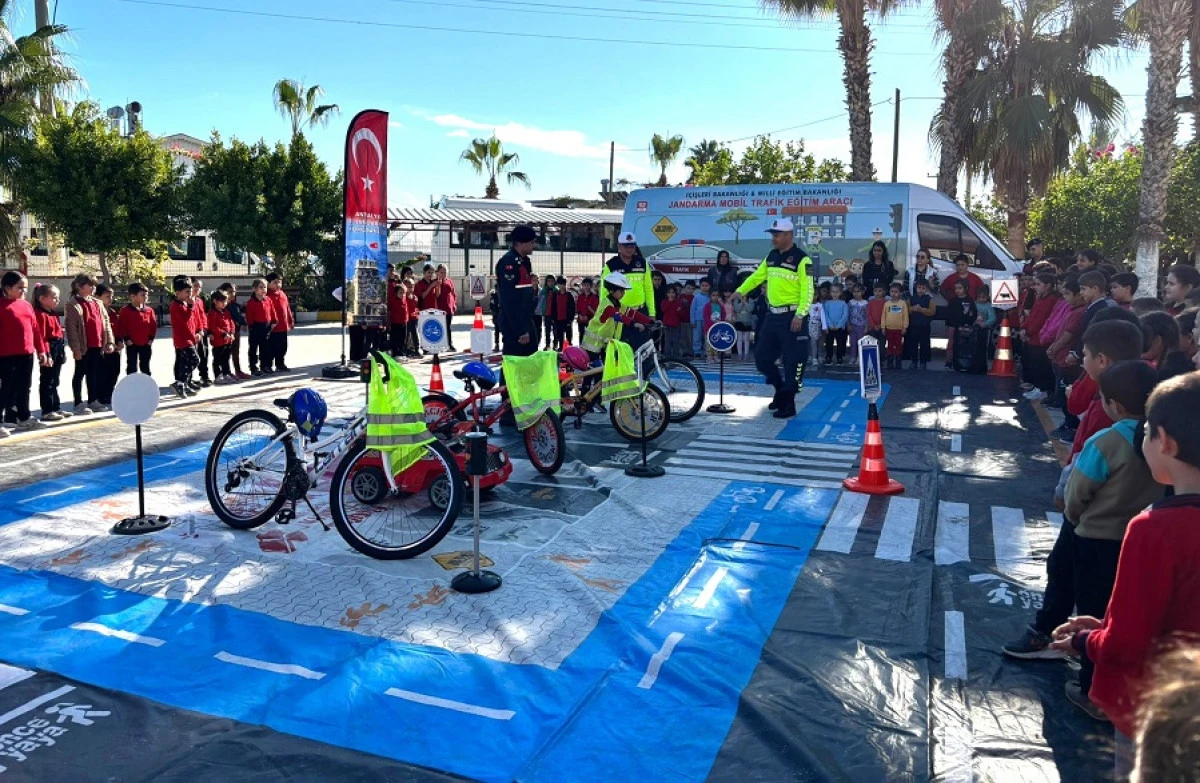 &Ouml;ğrencilere Y&ouml;nelik Trafik Eğitim Faaliyetleri S&uuml;r&uuml;yor