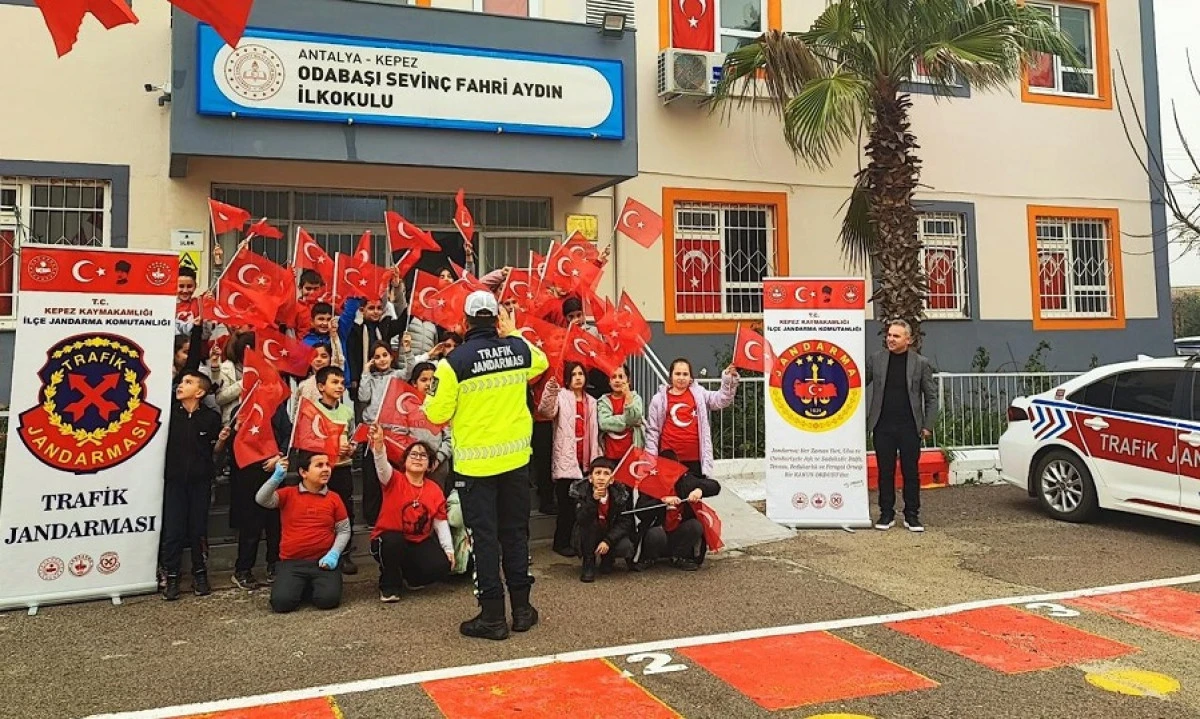 Okul &Ccedil;evreleri Ve Servis Ara&ccedil;larına Jandarmadan Sıkı Denetim