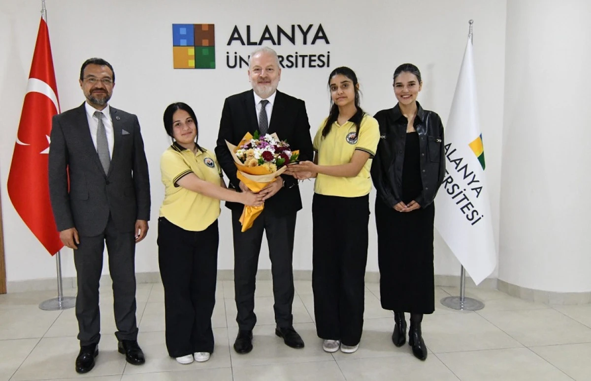 Rekt&ouml;r Sağer Koltuğunu &Ccedil;ocuklara Devretti