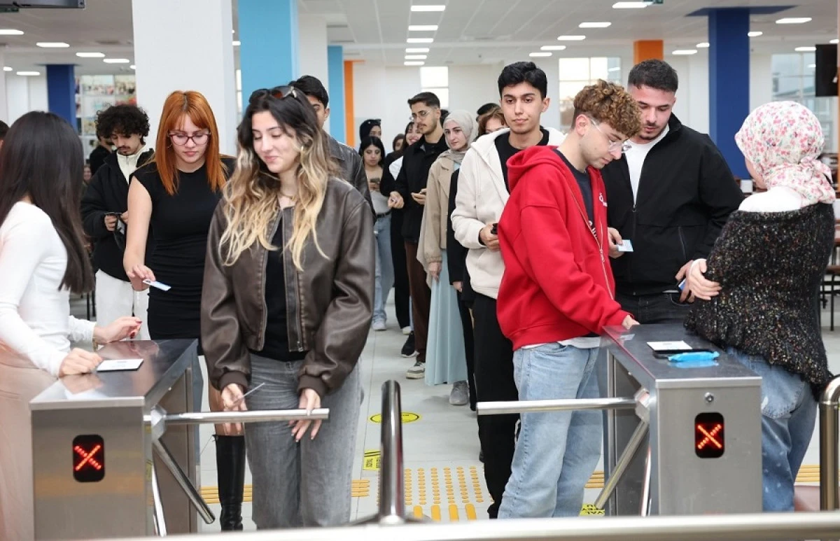 Rekt&ouml;r T&uuml;rkdoğan &Ouml;ğrencilerle İftar Sofrasında Buluştu