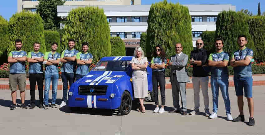 Rektör Özkan, TEKNOFEST’te finale kalan elektrikli aracı kullandı