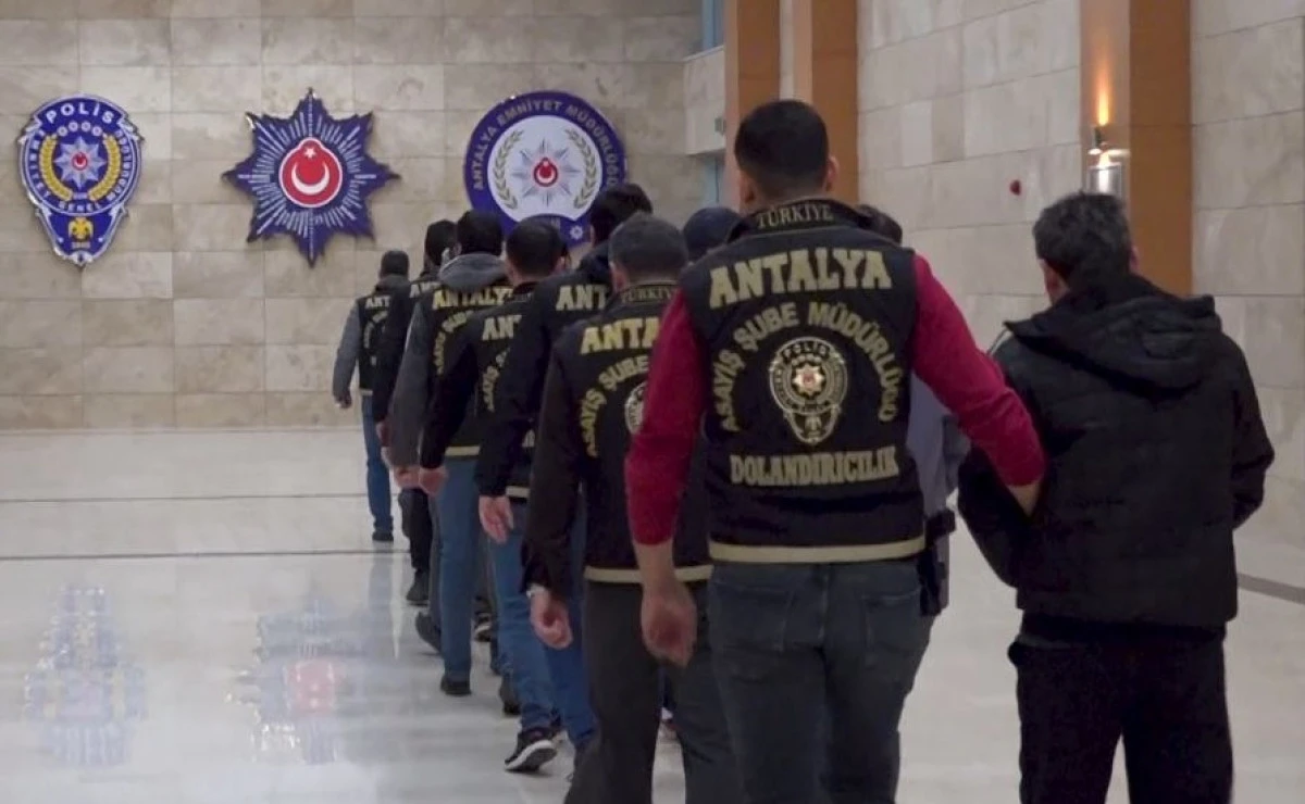 Sahte Polis Ve Savcı Tuzağı &Ccedil;&ouml;kertildi: 12 Kişi Tutuklandı