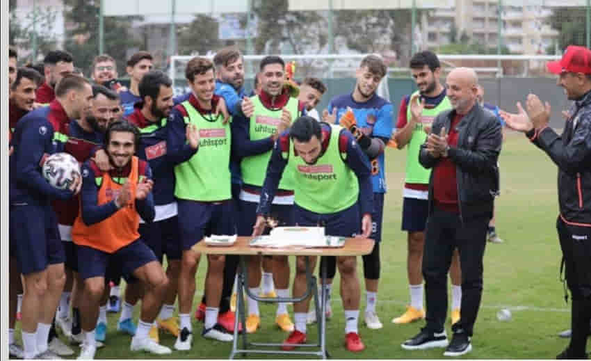 Alanyaspor'da Tzavellas'ın doğum günü kutlandı