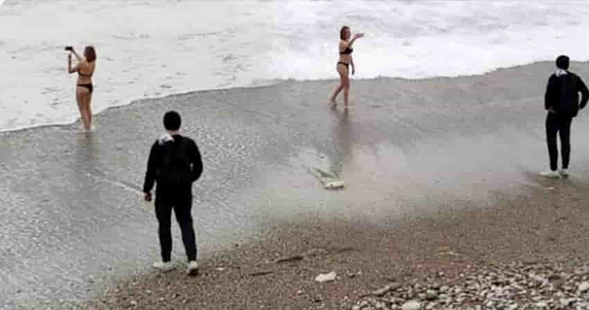 Antalya'da Kısıtlamadan Muaf Turistler Plaja Akın Ettiler