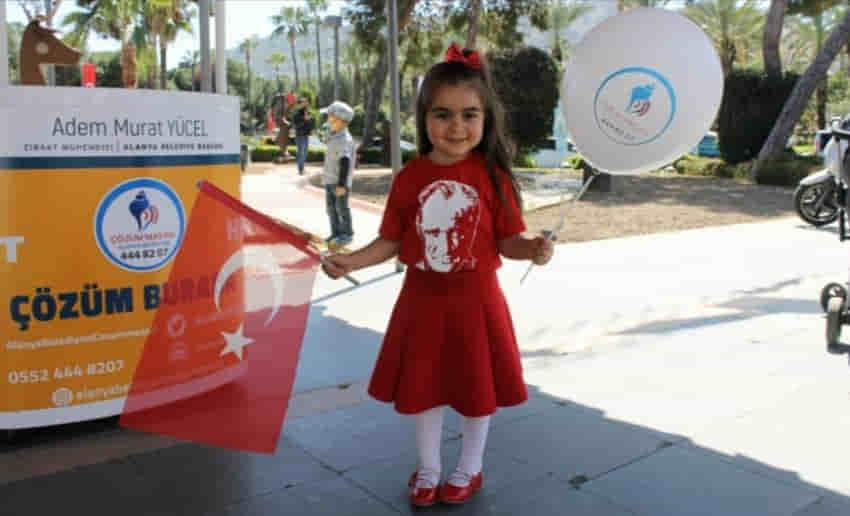 Alanya Belediyesi çocuklara Türk bayrağı ve balon dağıttı