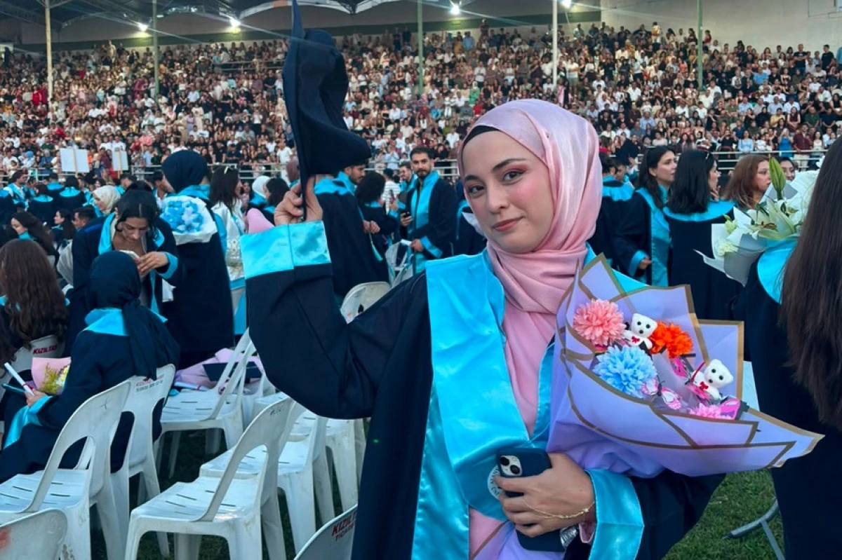 Serebral Palsili B&uuml;şra'nın Başarı Hikayesi: B&ouml;l&uuml;m İkincisi Olarak Mezun Oldu