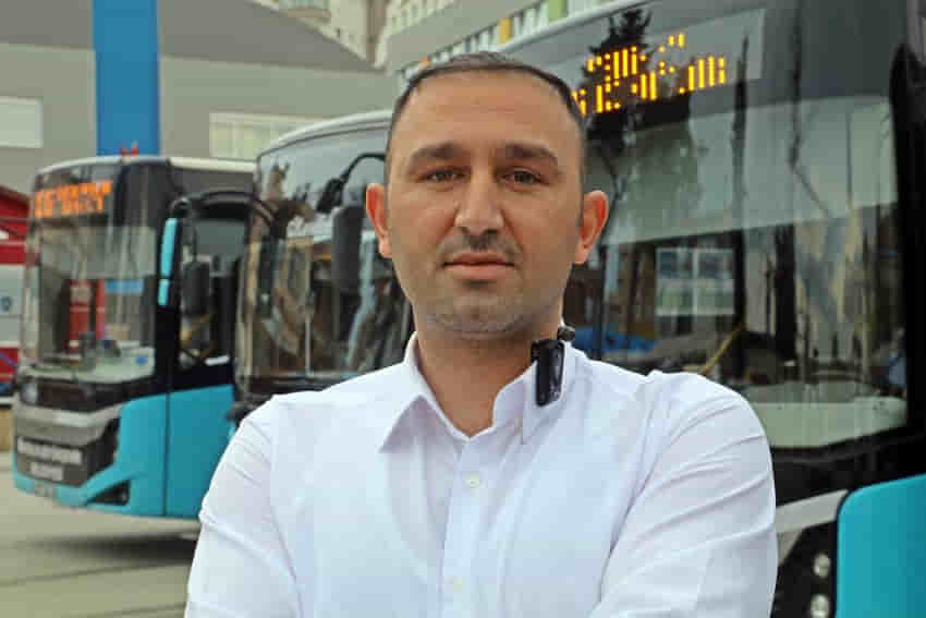 Sokak ortasında dayak yiyen kadını kurtaran kahraman şoföre plaket