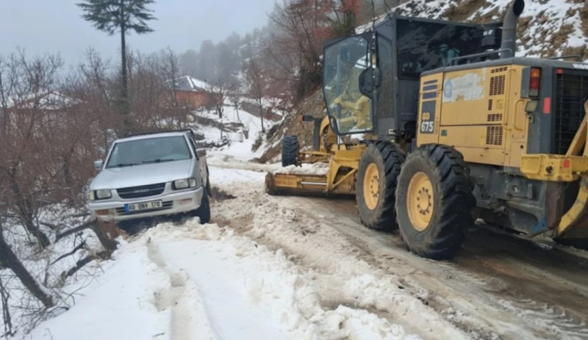 Taşatan Grup Yolunda Kar Alarmı: S&uuml;r&uuml;c&uuml;ler Mahsur Kaldı