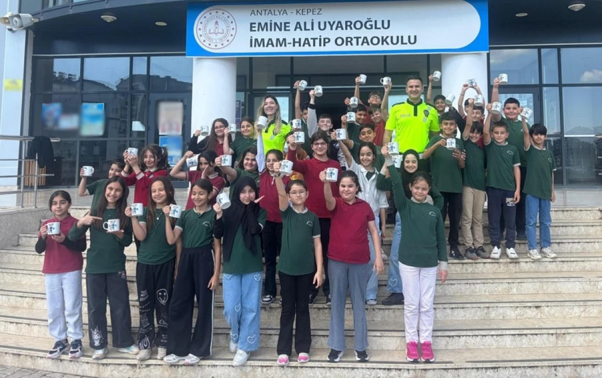 Trafik Haftasında &Ouml;ğrencilere &ldquo;Polirobot Trafikte&rdquo; &Ouml;d&uuml;l&uuml;