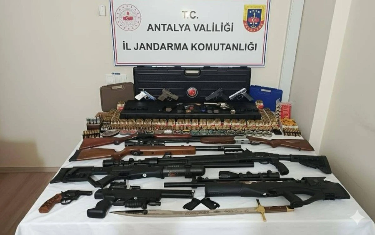 Uyuşturucu Operasyonu Kemer’de Çok Sayıda Silah Ele Geçirildi