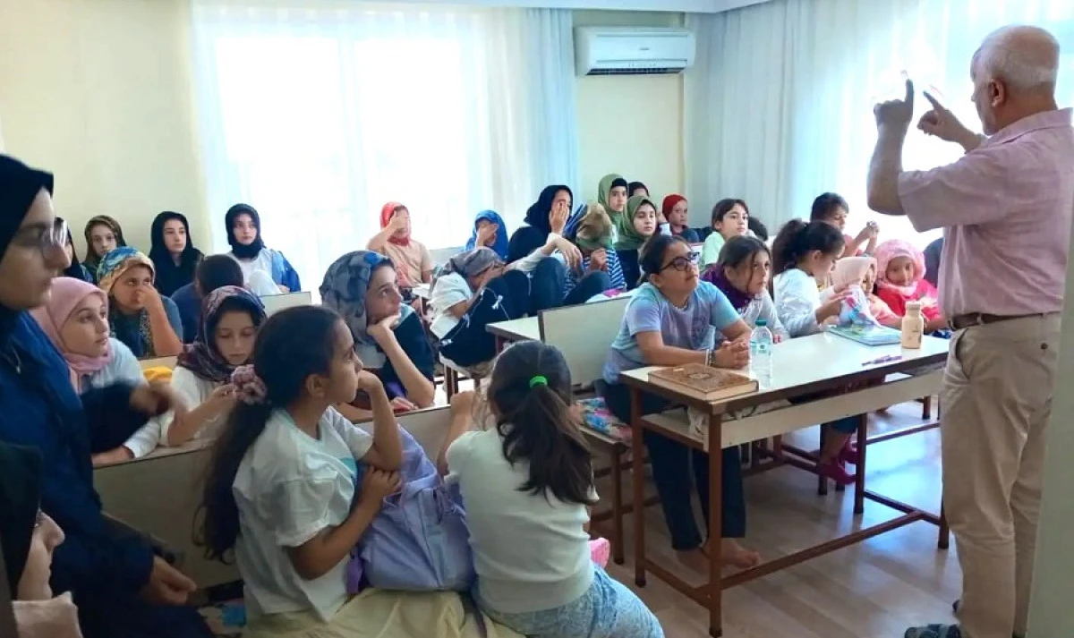 Yaz Kur&rsquo;an Kursu &Ouml;ğrencilerine G&uuml;nl&uuml;k Hayatta M&uuml;sl&uuml;manlık Bilinci Anlatıldı