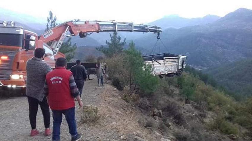 Alanya'da büyükbaş hayvan taşıyan kamyon uçuruma yuvarlandı