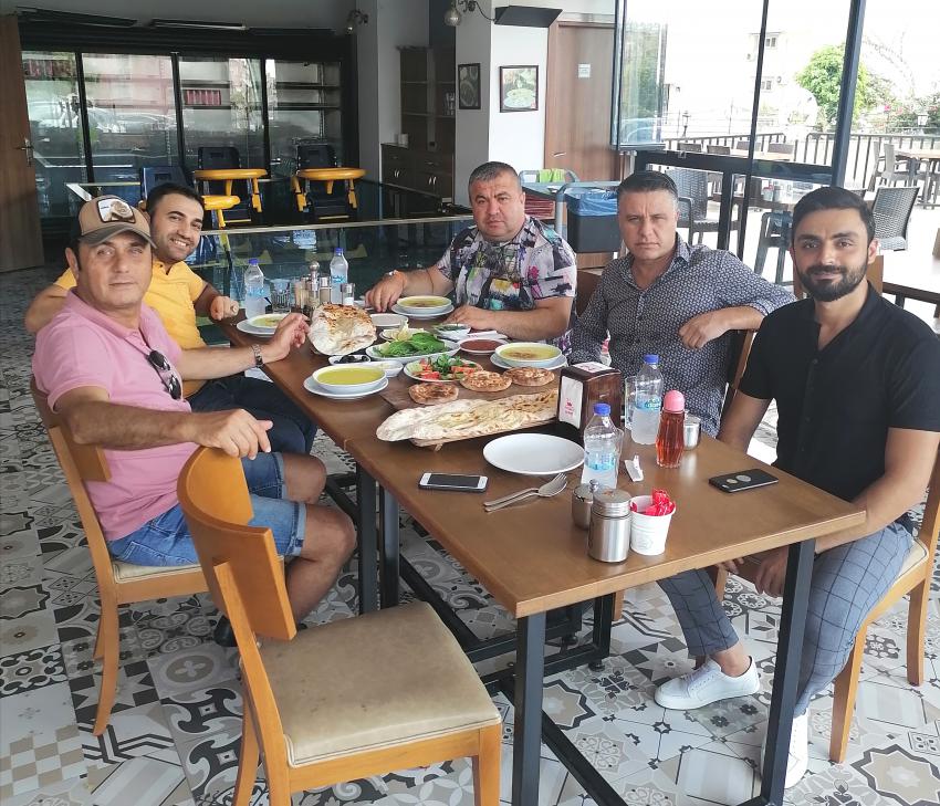 Sanatçı Hasan Yılmaz, Alanya Paçacı Şemsi'de Dostlarıyla Yemekte Bir Araya Geldi