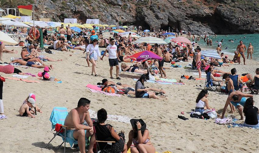 Alanya plajları bayram tatilinde yerli yabancı akınına uğradı