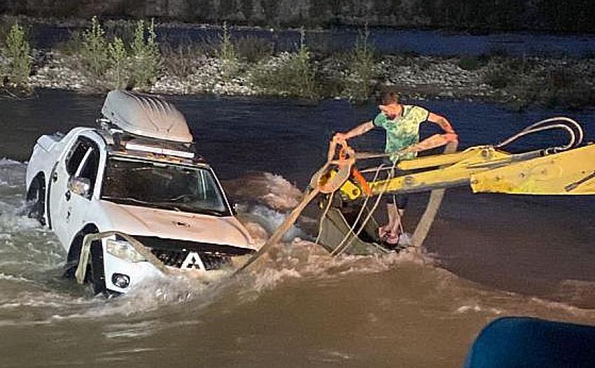 Alanya'da aracıyla dereyi geçmeye çalışırken suların ortasında kalan kişi kurtarıldı