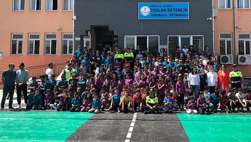 Alanya'da jandarma ekipleri okullarda seminerlere devam ediyor