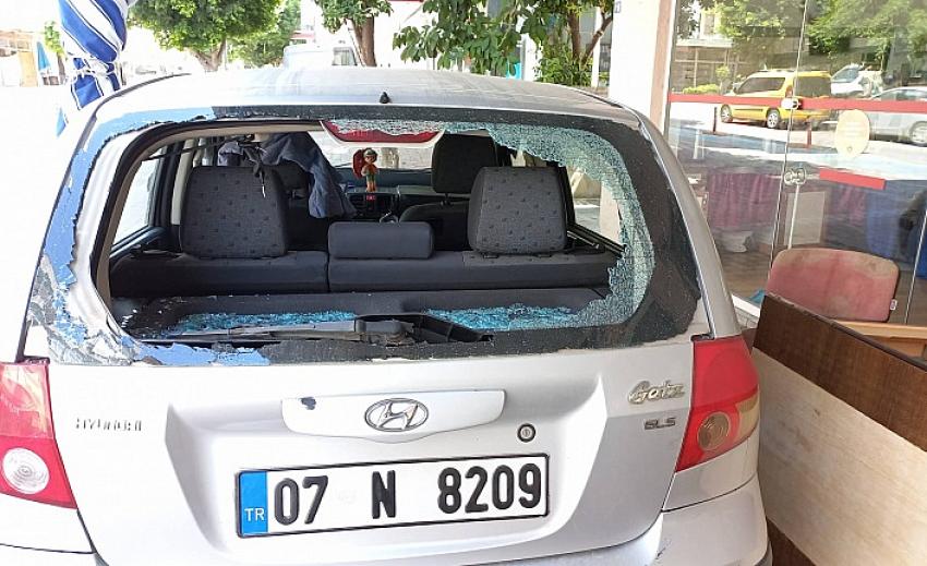Alanya’da park halindeki aracın camlarını kırdılar