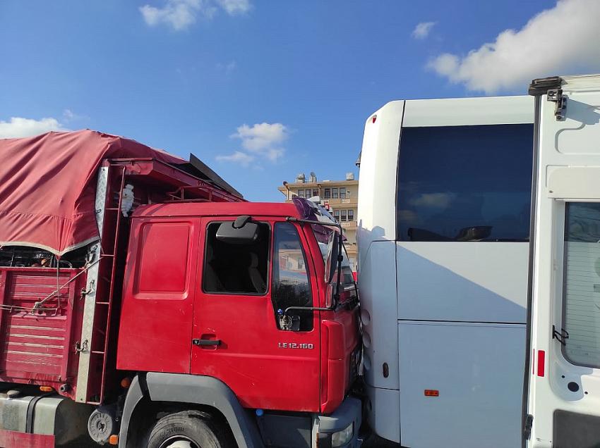 Alanya'da tur otobüsü yolcu indiren servise çarptı