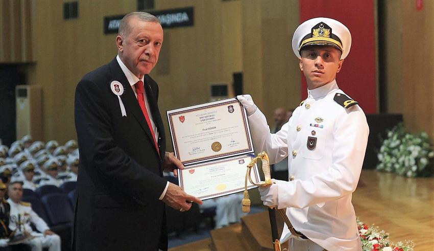 Alanyalı Öğrenciye Cumhurbaşkanı Erdoğan’dan Plaket