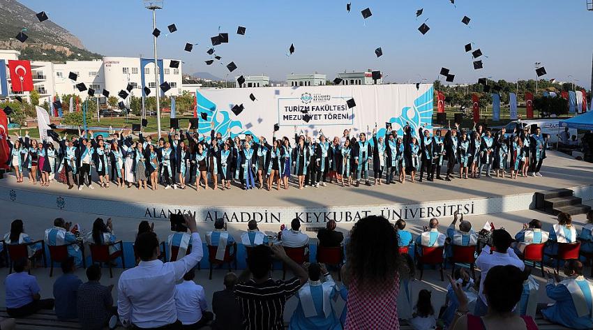 ALKÜ Turizm Fakültesi'nde mezuniyet heyecanı