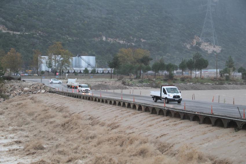  Antalya'da Boğaçay taştı, köprü ulaşıma kapandı