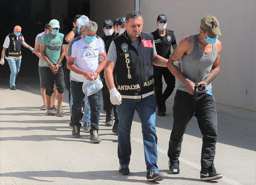 Antalya’da eş zamanlı operasyon: Aranan 49 şahıs yakalandı