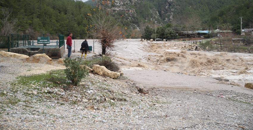 Alanya’da Aşırı Yağış Tarım Alanlarını sular altında bıraktı