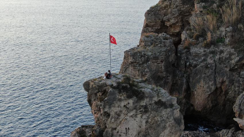  Bayrak sevgisiyle çıktığı 25 metrelik kayalıklarda mahsur kaldı